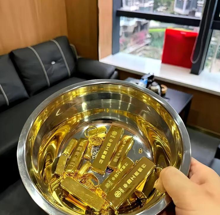 两年前，去老同学的上班的银行存钱，想着给她加点业绩。可老同学说，别存了、买成黄
