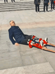 这个踩高跷的男人，是有一定功夫的，腿部是相当有力量的，一般人根本就玩不了这样的动