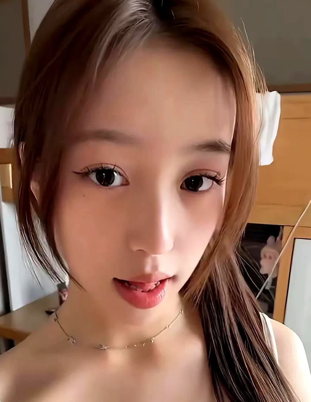 赵薇最新亮相，5月15日旅游回来的小燕子现身北京机场。最近她女儿小四月突