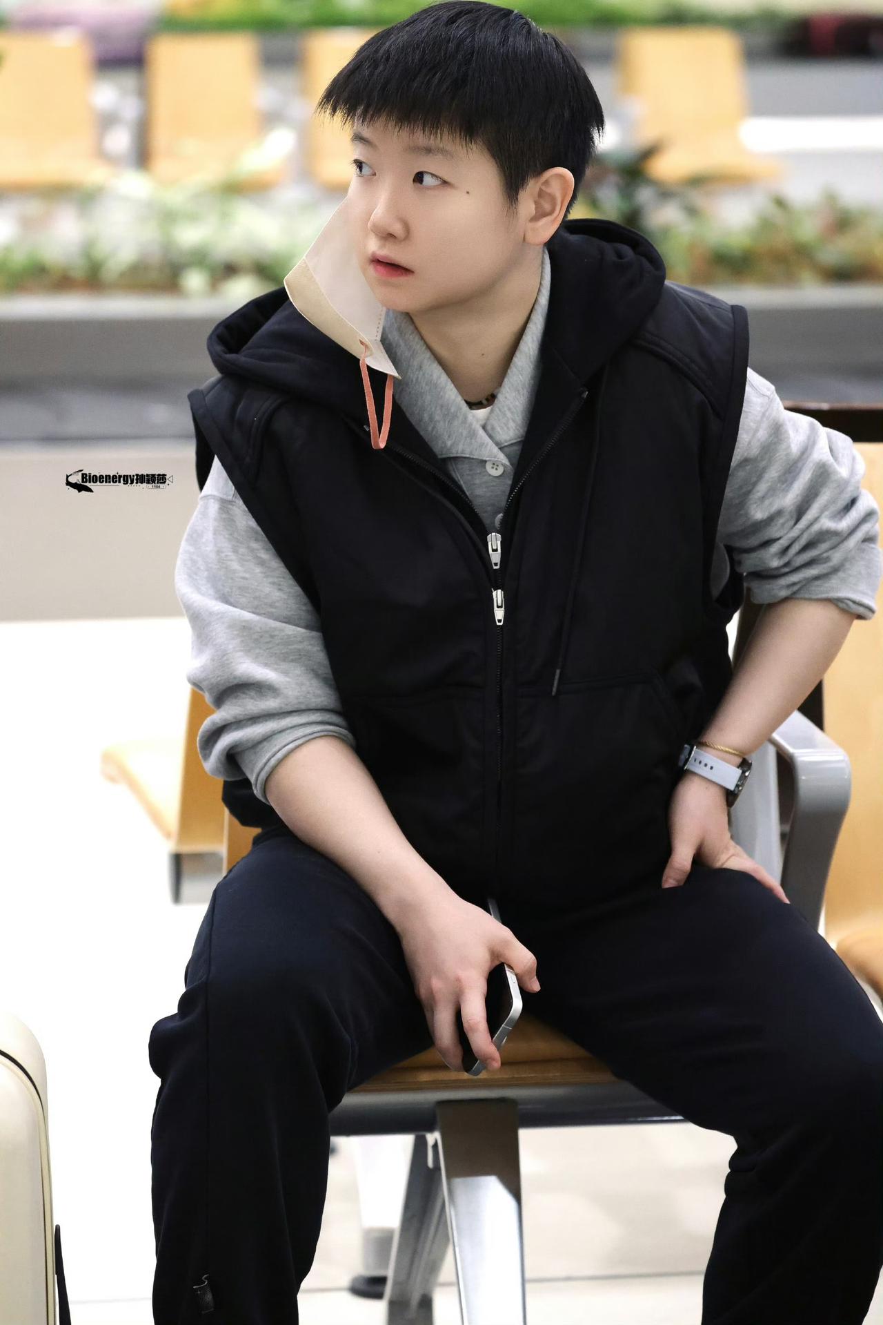 国乒平安落地新加坡！教练们和队员们一个一个从机场走出来，天啊，这是莎莎，莎莎这