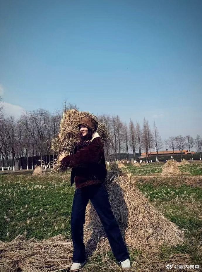 任敏扛住行车记录仪镜头这种随手抓拍的镜头最考验人，没有精致打光也没有后期修饰，任