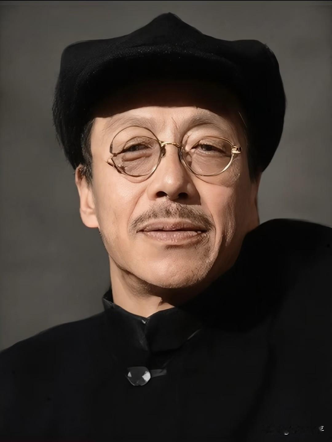 他早年的笔名是“鲁赤水”，意思能和“齐白石”分庭抗礼。晚年却自号“三洗堂老人”