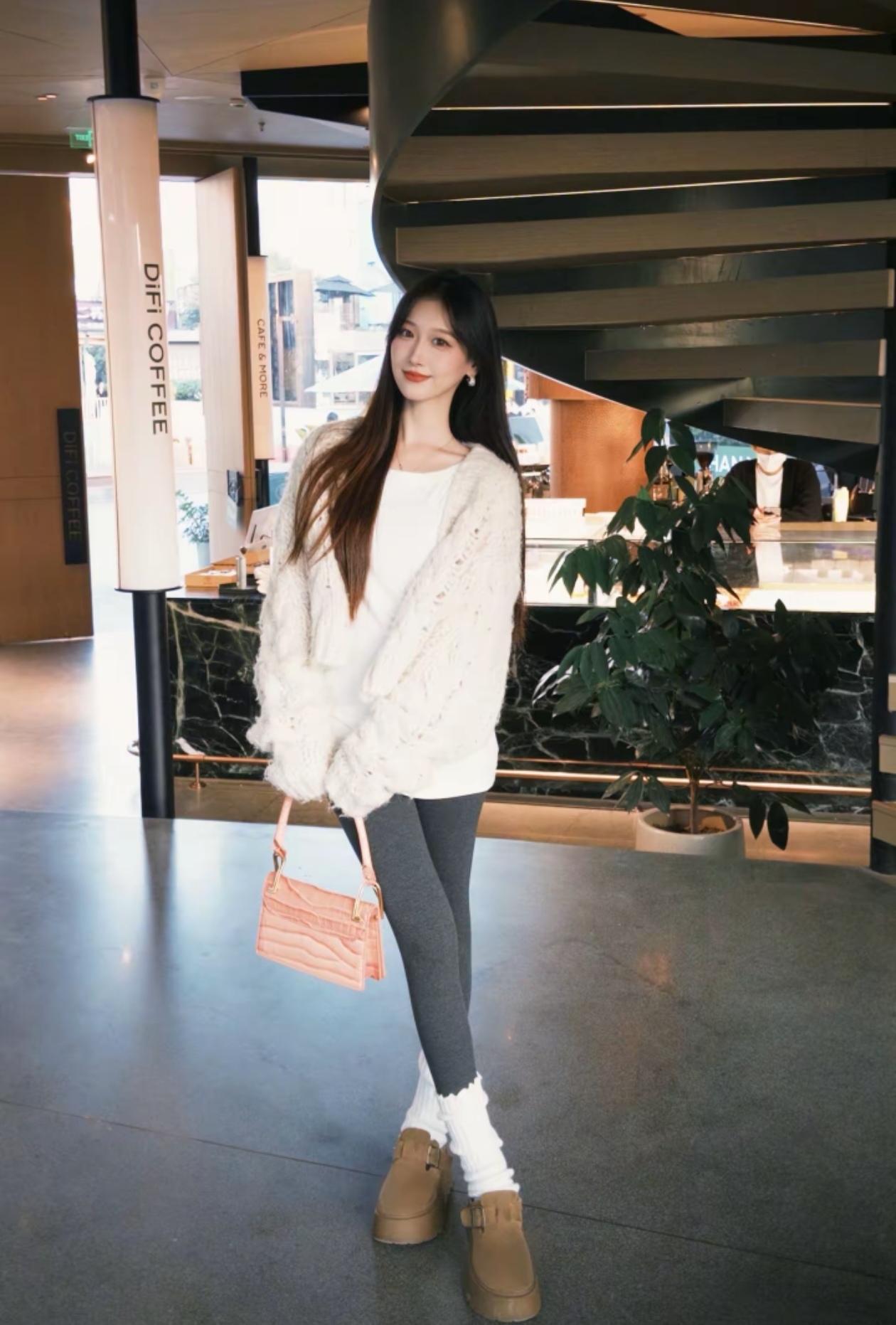 这样穿搭有致，很清纯可人