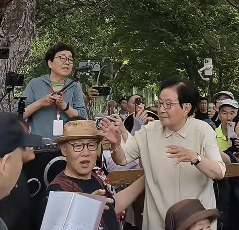 刷抖音刷到谷建芬。谷建芬虚岁91岁，但精神矍铄，充满活力。她在大女儿和弟子李杰