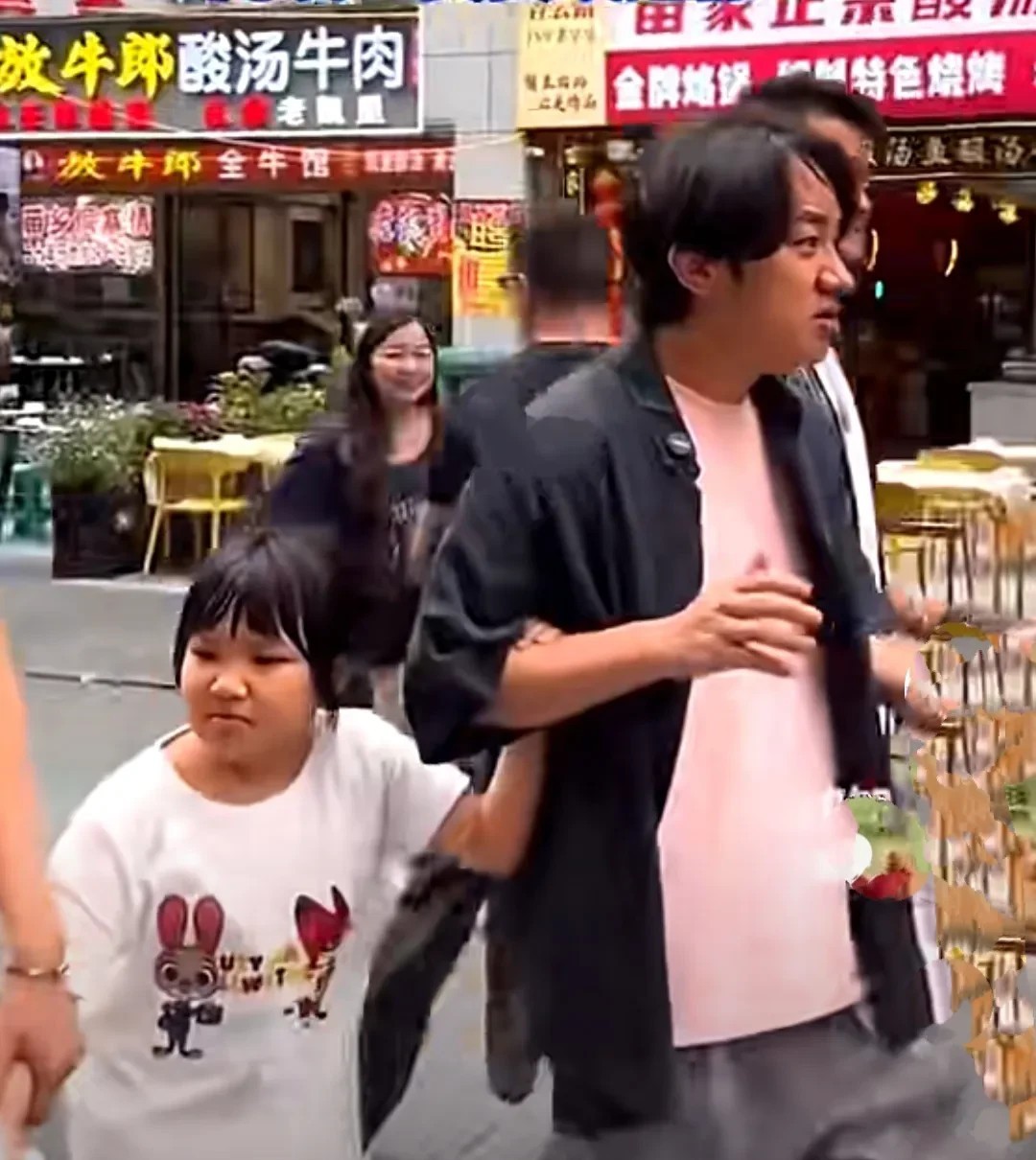 著名艺人王祖蓝带老婆女儿一同在贵阳青云市集逛街游玩，一家人在街头小吃街吃小吃，品