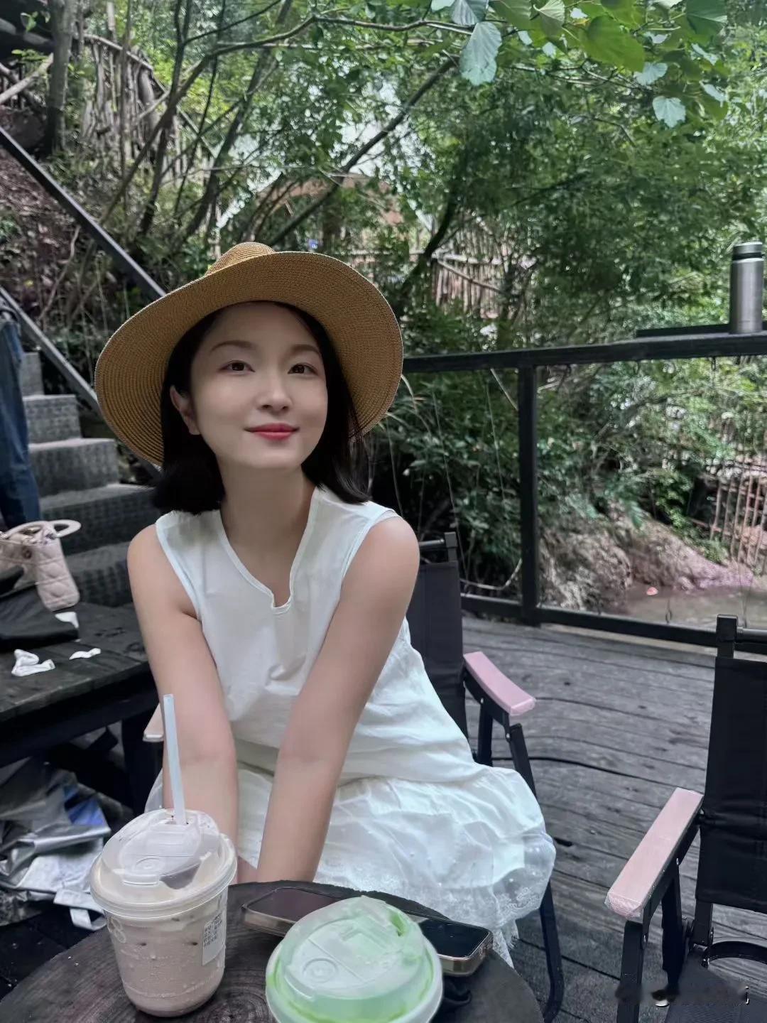 恬静的下午茶时光，她安然如画，一颦一笑皆是温柔，治愈了整个盛夏。