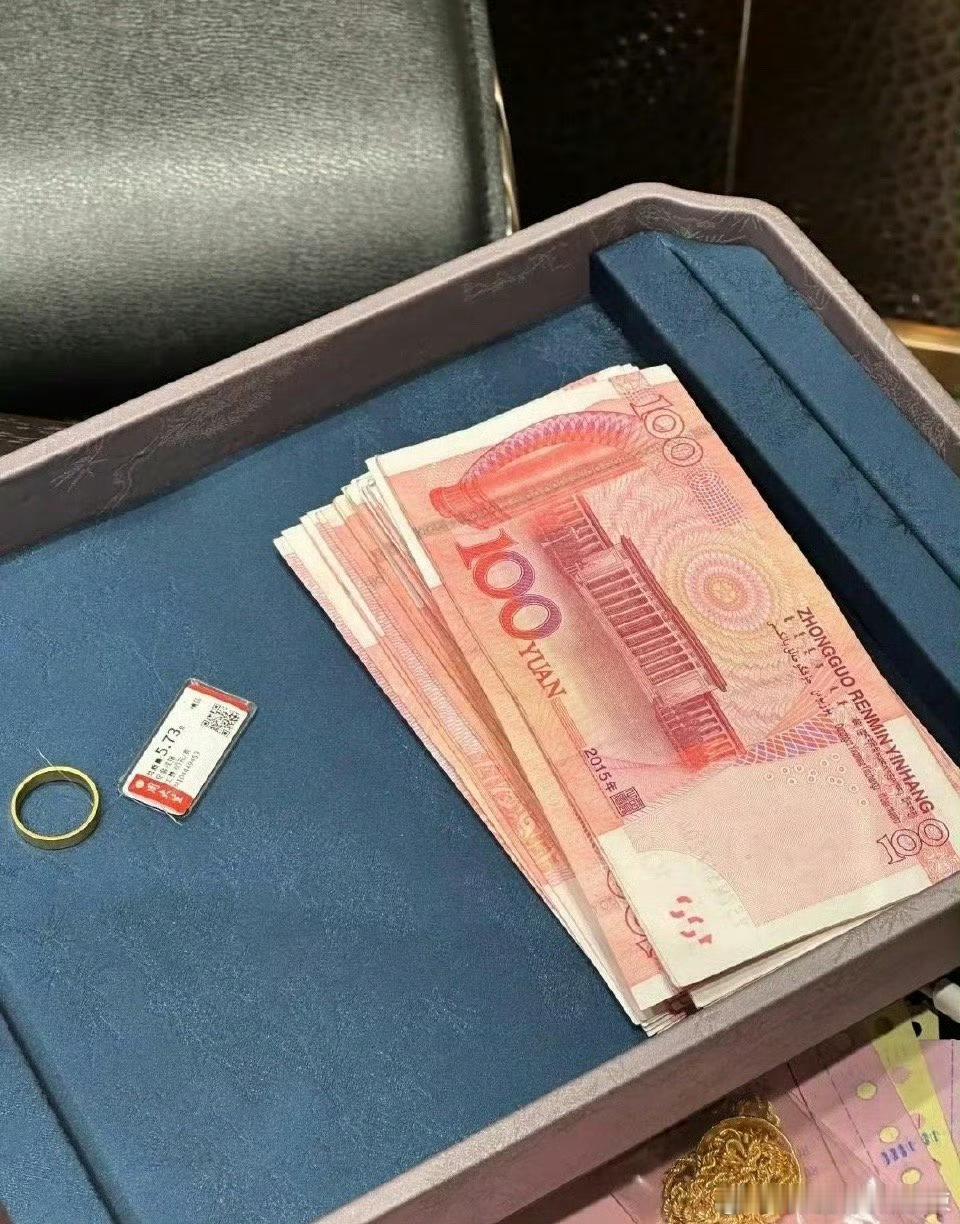 拿女儿当暑假工的钱买了金戒指，等孩子长大再还回去[吐舌头眯眼睛笑]​​​