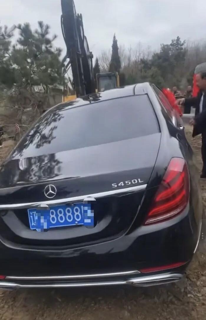有钱人这么任性的吗？车牌8888的奔驰S450L竟然被当做陪葬品下葬了？当地民政