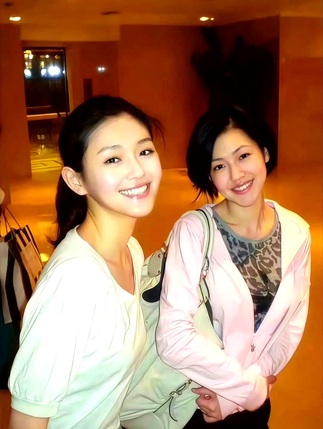 别人家闺女还在要零花钱，小S家这两个女儿直接当老板了。许曦文和许韶恩甩出自创服装品牌。姐姐拍板定风格