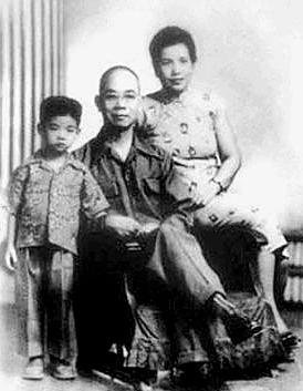 1950年，吴石被枪决，仆人林阿香被拖进审讯室，特务把枪拍在桌上，问她文件藏哪，