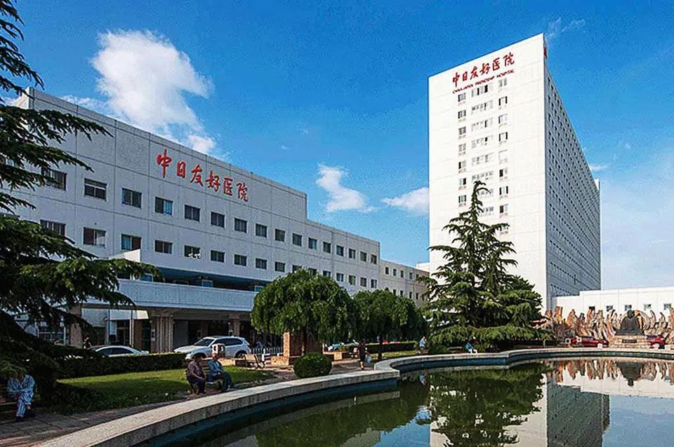 卫健部门以雷厉风行之势直面问题，从公布的调查结果可知，肖某被开除党籍，解除聘用关