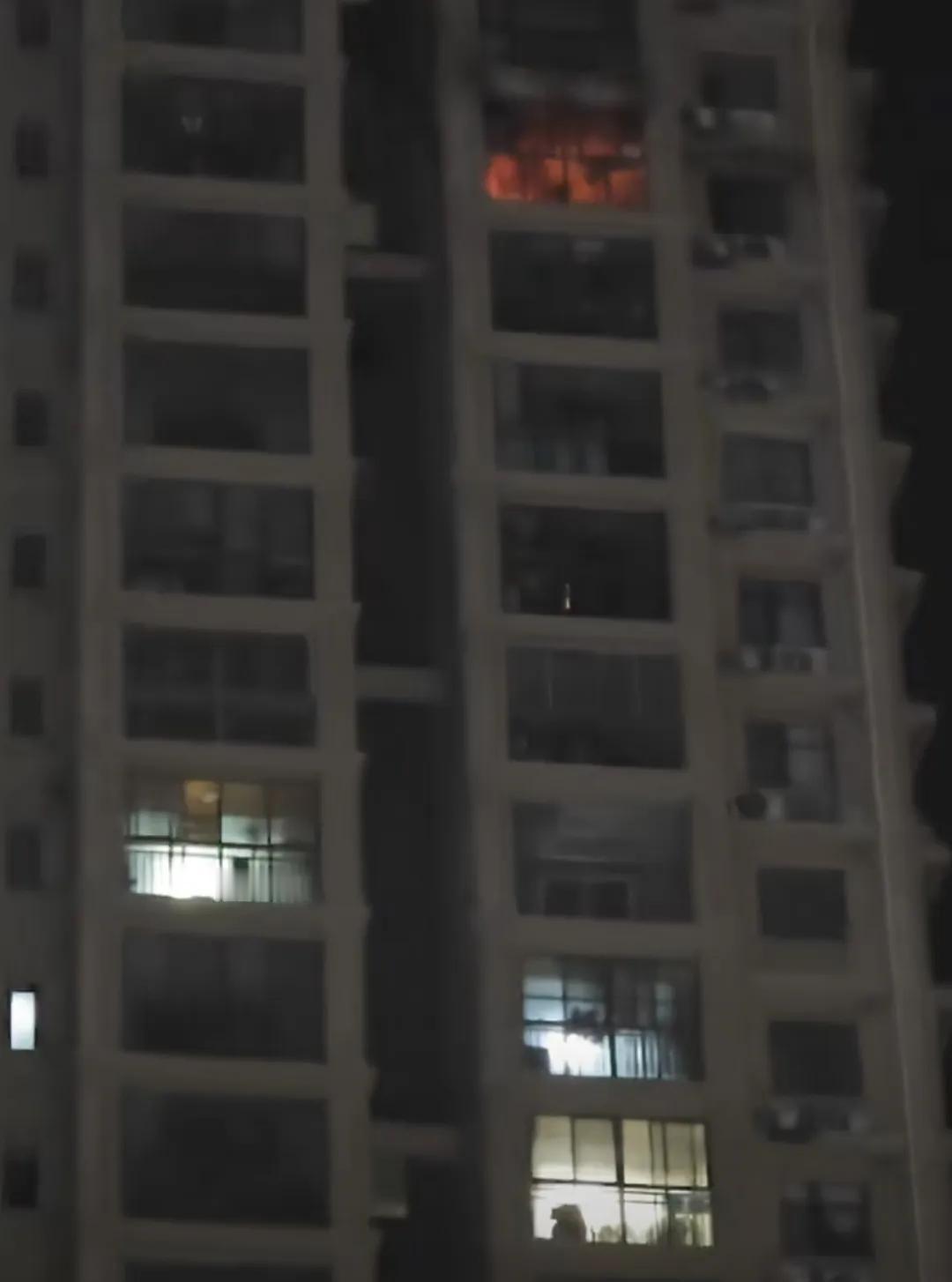 南阳买高层住宅的弊端已经显现——仲景路尚城国际对面高层昨晚上有一户着火了！听
