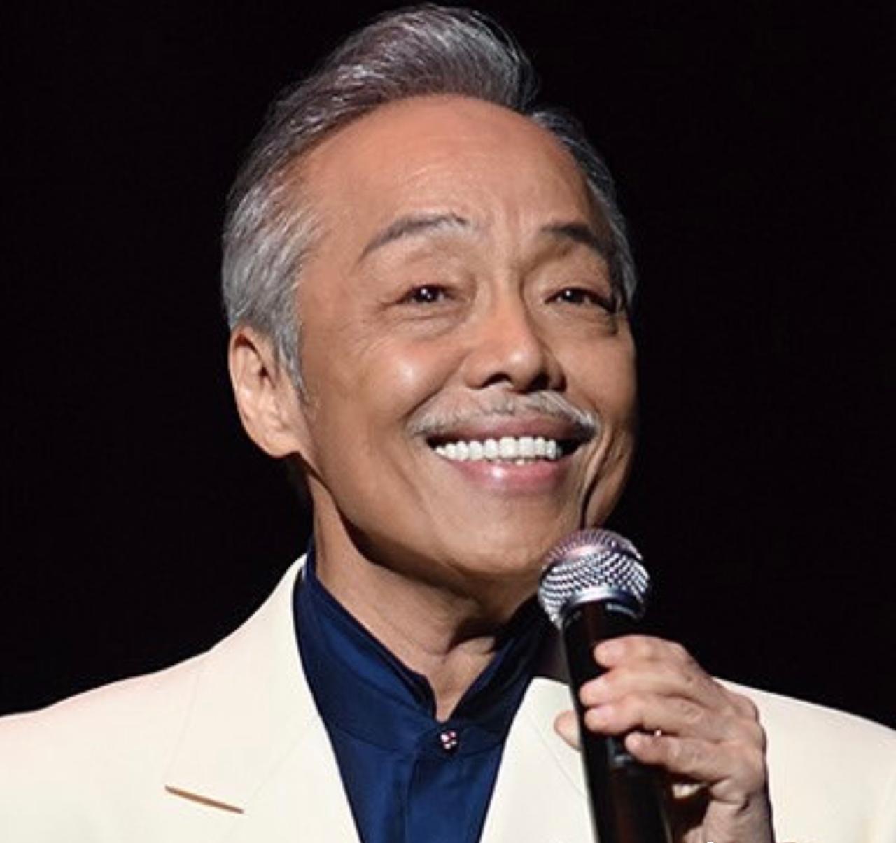 我第一次听《星》，是在初中音乐课上。那时候我们有个音乐老师，姓陈，五十多岁，