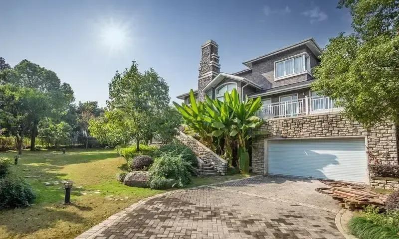 朋友300万买的房，200万卖给熟人，如今100万又买回来。第一次出手亏了10