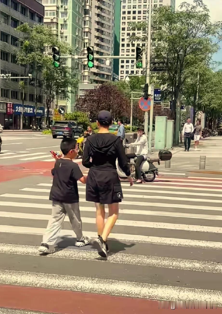 有网友在北京街头偶遇宋丹丹和其小孙子一起逛街。虽然没有拍到正脸，但是有个侧脸