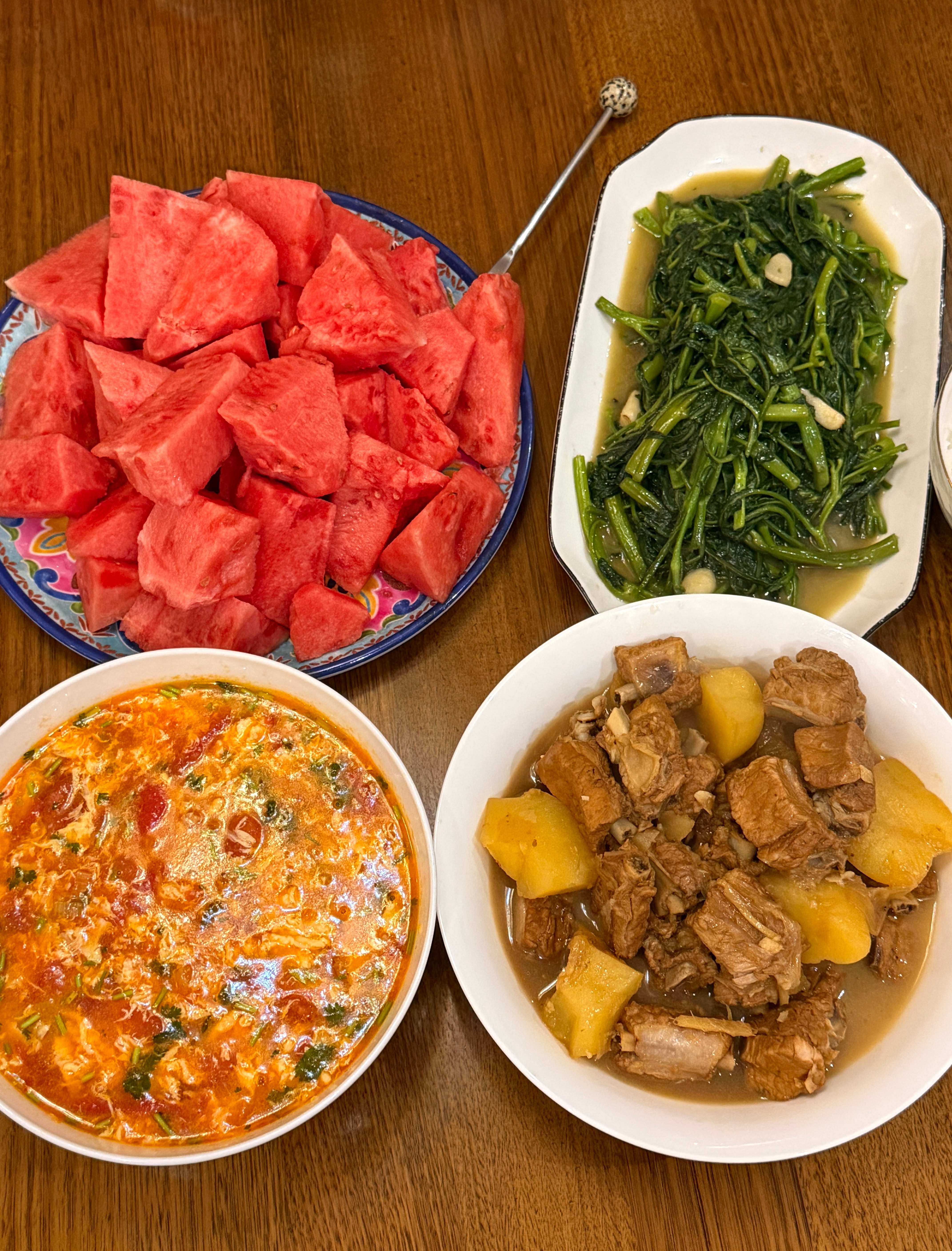朴素的一餐吃饭啦，小酱一回来老酱就炖排骨。​​​