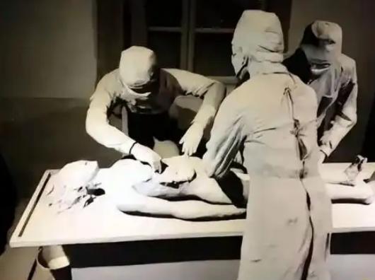 1941年3月，一中国女人四肢被固定在731部队的手术台上，全身的衣服被撕烂