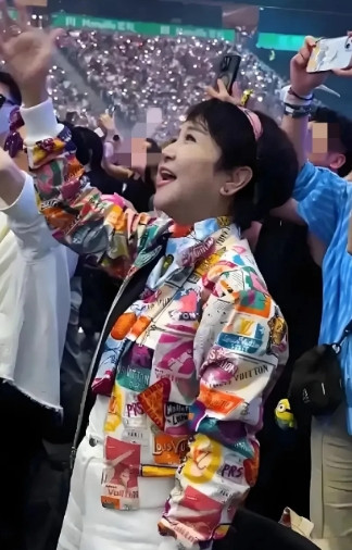 大家发现没，74岁的狄波拉有一点不对劲。头发稀疏、满脸皱纹、佝偻的背、步