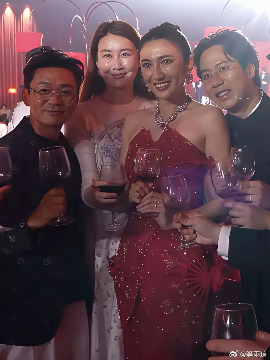 看了这张合照，突然觉得王宝强太可怕了，倒不是说他长得可怕，而是他丝毫不在意女友比