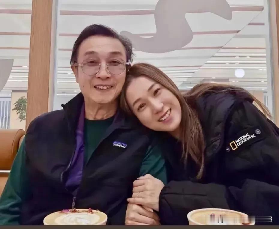 老戏骨刘松仁，晚年生活令人担忧……近日，一张钟嘉欣和刘松仁的合照在网络上疯传