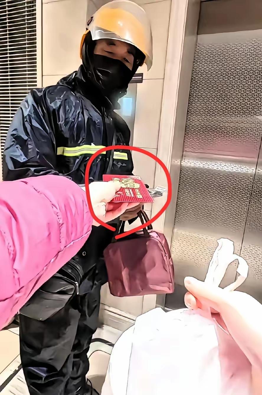 破防了，郑州，晚上冷到零下8度。一个外卖小哥敲开门，递过外卖转身就要走。谁知姑