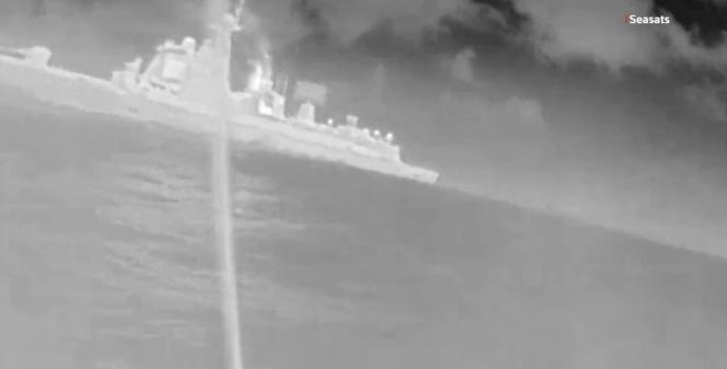 南海出事了，美军无人艇隐藏吕宋岛附近海域，悄然接近发现1艘052D导弹驱逐舰！距