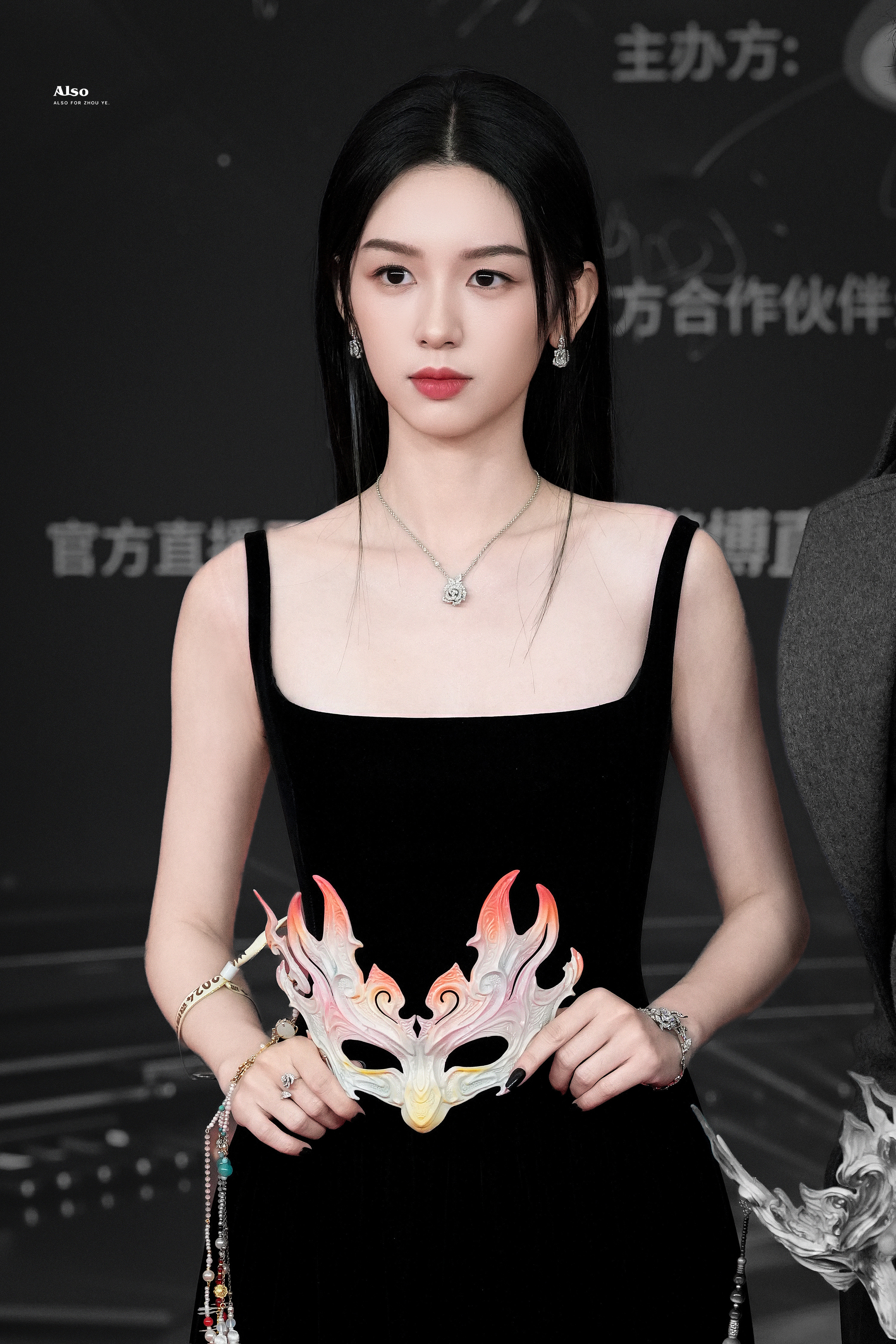 周也. 黑丝绒曳地，赴一场暗夜优雅