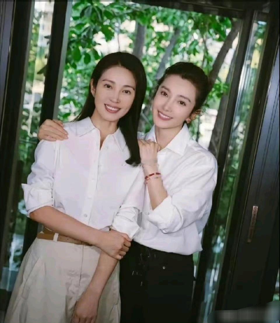 李冰冰和妹妹合照，这脸简直一模一样啊