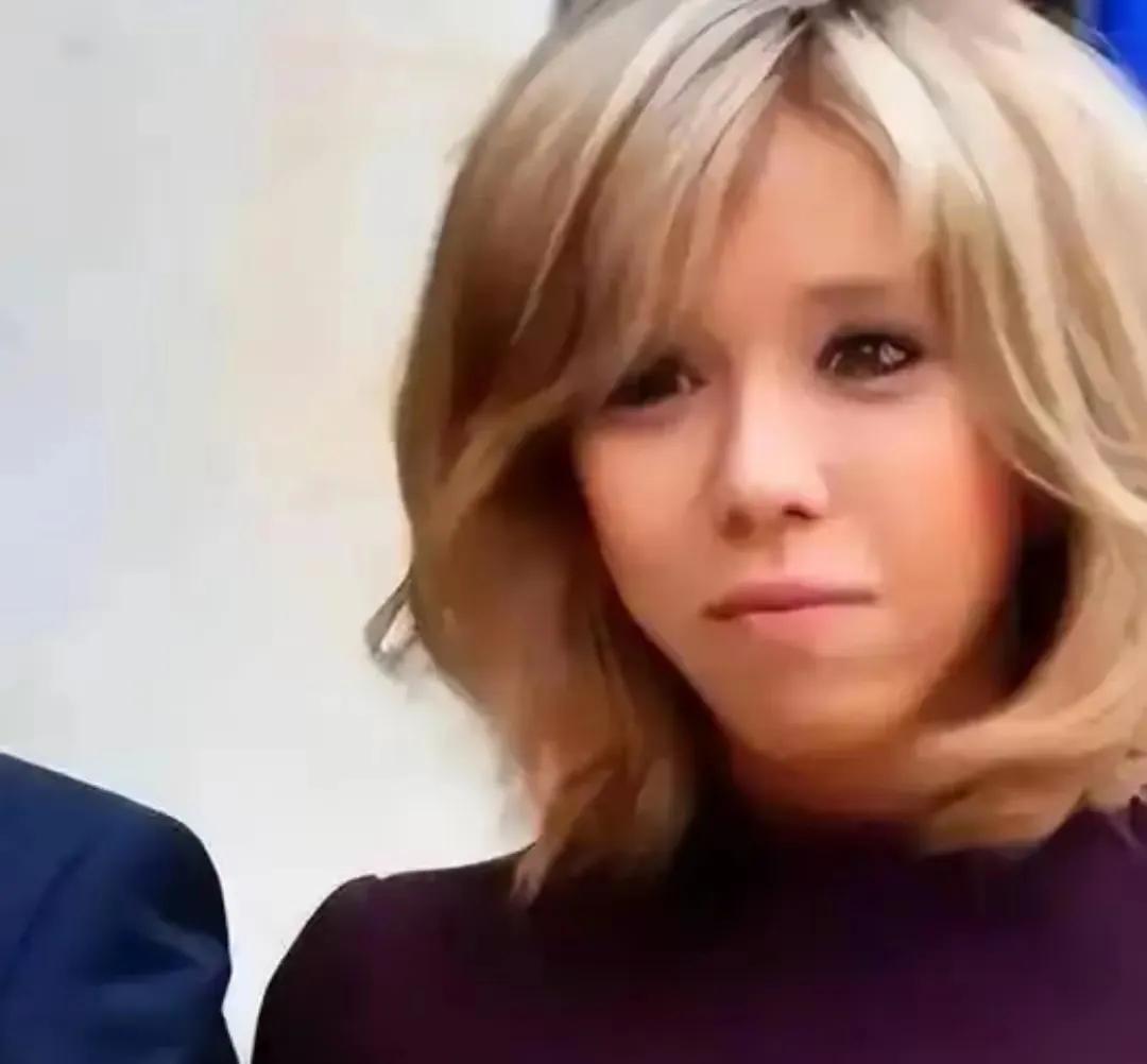 难怪法国总统马克龙，对他妻子始终坚定不移的爱！总统夫人年轻时候，可是美艳极了