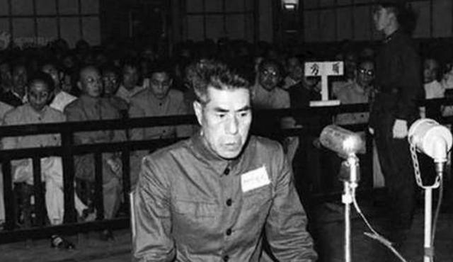 1957年，老八路徐永卿在上海菜市场买菜时，突然看见一个熟面孔。他脸色立刻变了，