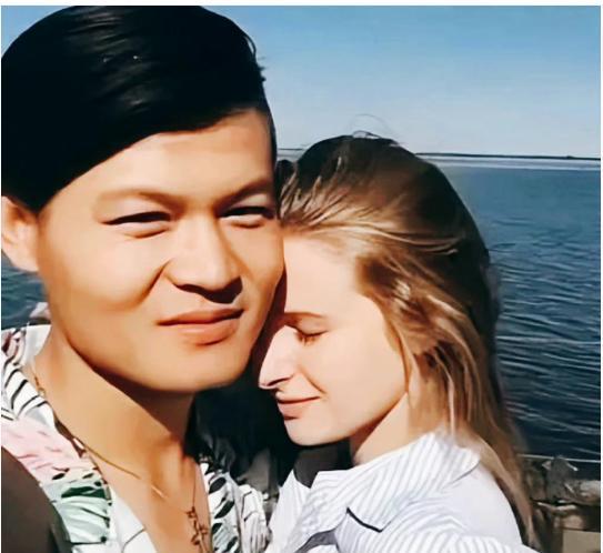 2021年，28岁的内蒙小伙娶了19岁乌克兰媳妇，婚礼当晚，新娘把一个包硬塞给新