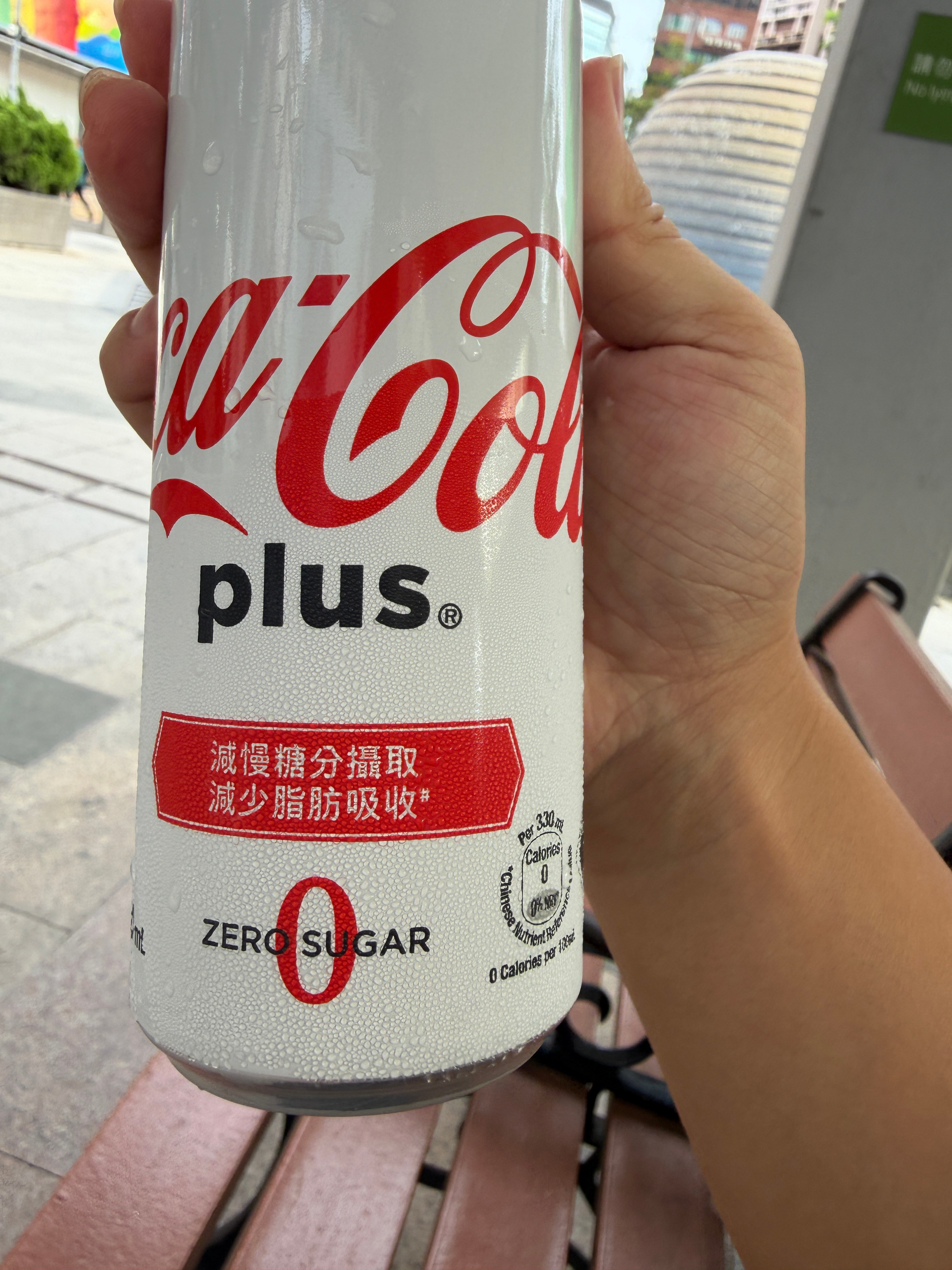 香港的可口可乐plus版，白色罐子，加了5g膳食纤维。香港·旺角維景酒店(砵蘭