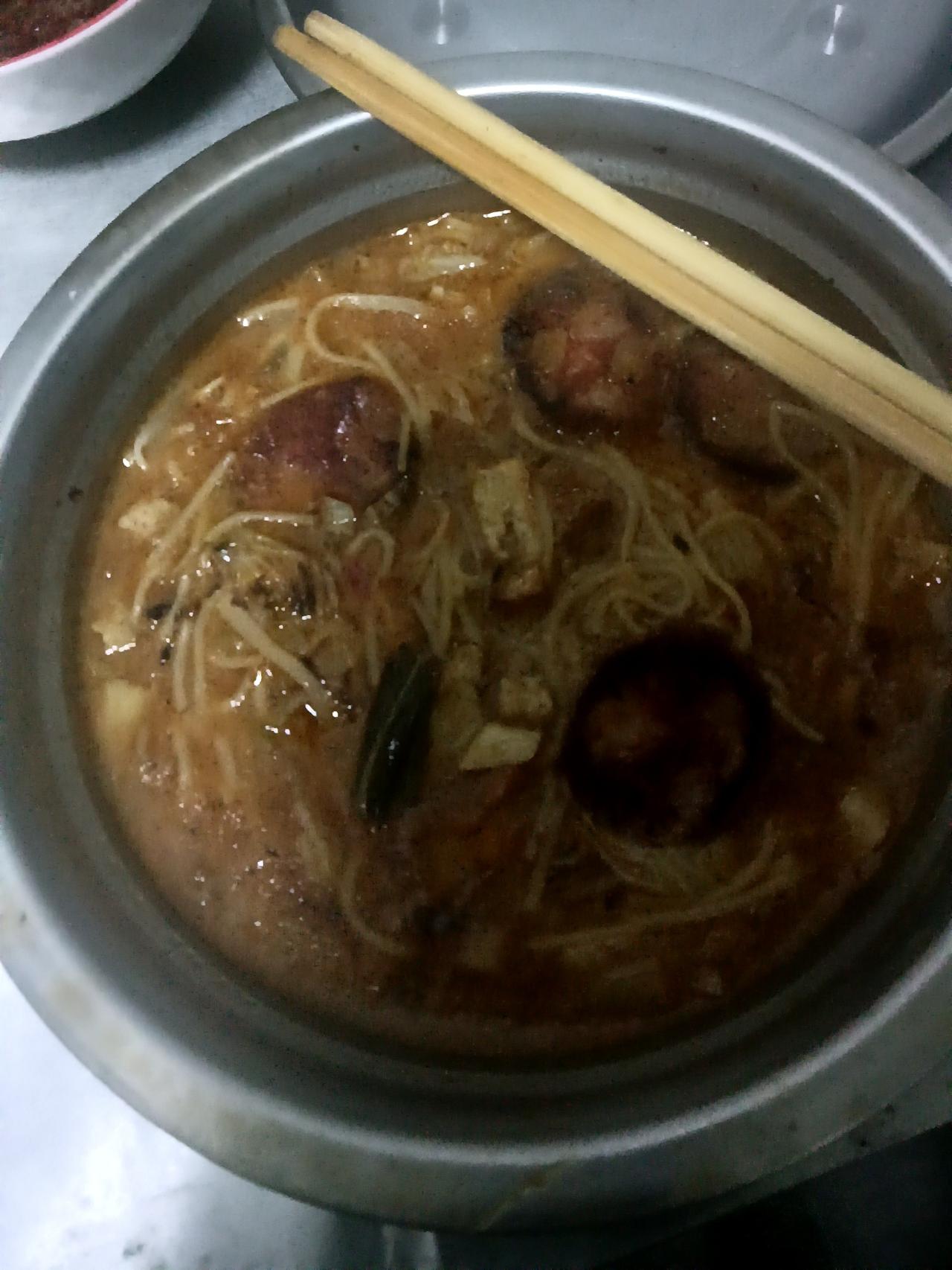 咱就想问问，有没有人跟我一样，吃面条就爱用这种大铝盆装？刚端上桌我家那口子