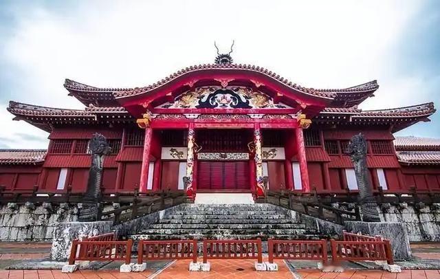 你看啊！日本总说琉球群岛是他们的，你跟他们提琉球国，他们就急眼。可在驻琉球的美军