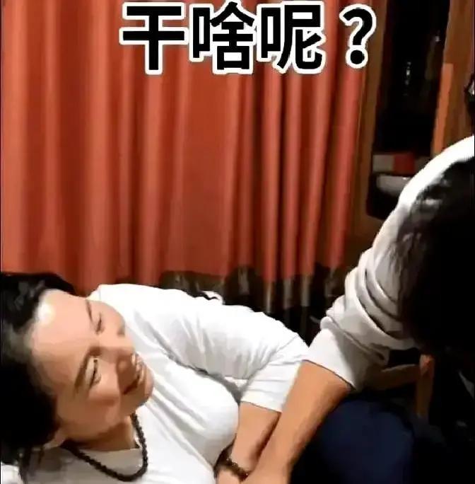 一段KTV里男女同学搂腰的视频被疯转。俩人四十出头，都已成家，二十年后第一次同