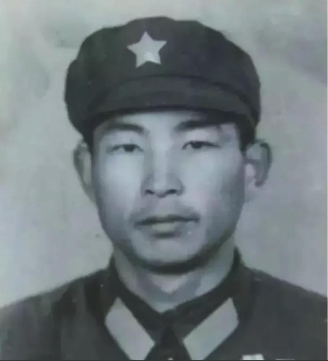 1980年，许明习被围，弹尽拔刀。忽闻巨响，炮弹天降，越军瞬间被炸飞！绝境逢生，