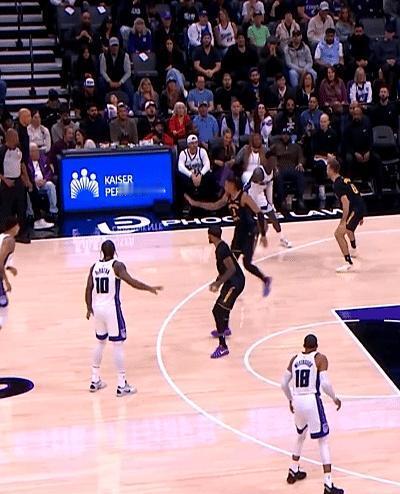 威少又来了。37岁，底薪，替补上场。最后3秒，补篮绝杀勇士。没人信他能扛，