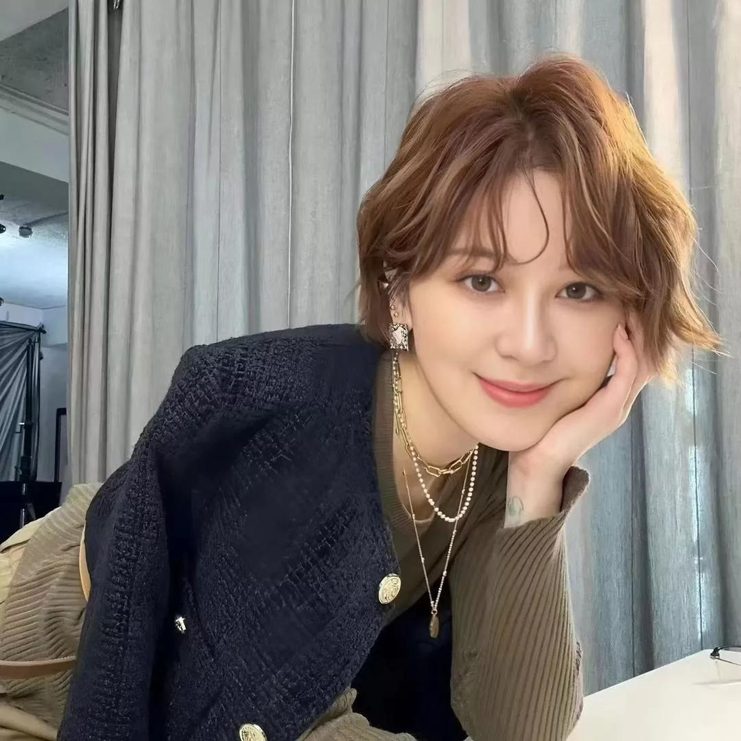 温柔笑容，复古风穿搭，温暖氛围，时尚又舒适！甜美气质风穿搭秋日甜美风穿搭明媚