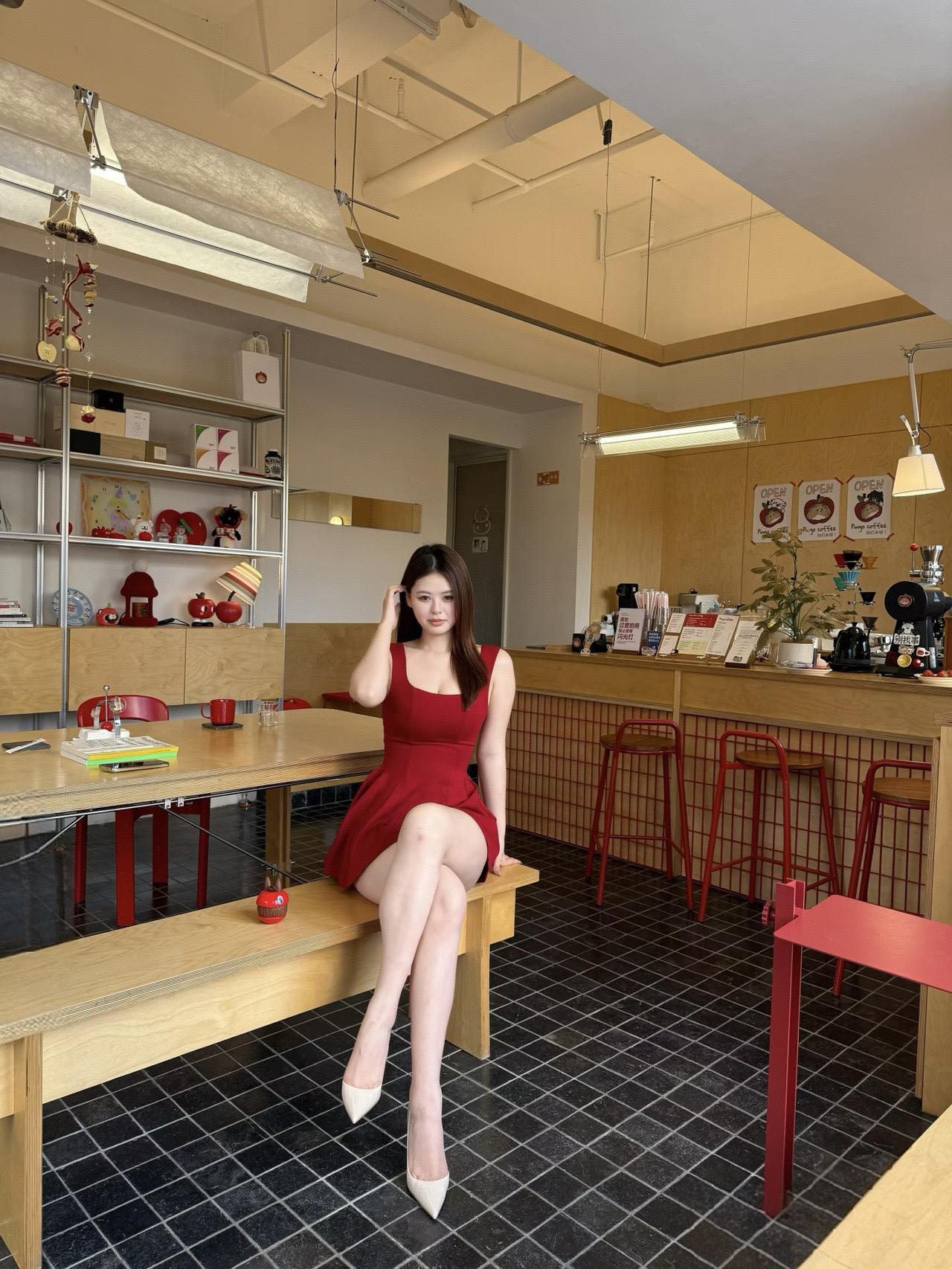优雅红裙，咖啡馆里的时尚瞬间