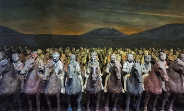 秦始皇陵兵马俑自出土以来，便以“千人千面”的写实工艺震惊世界。这些陶俑不仅身形各