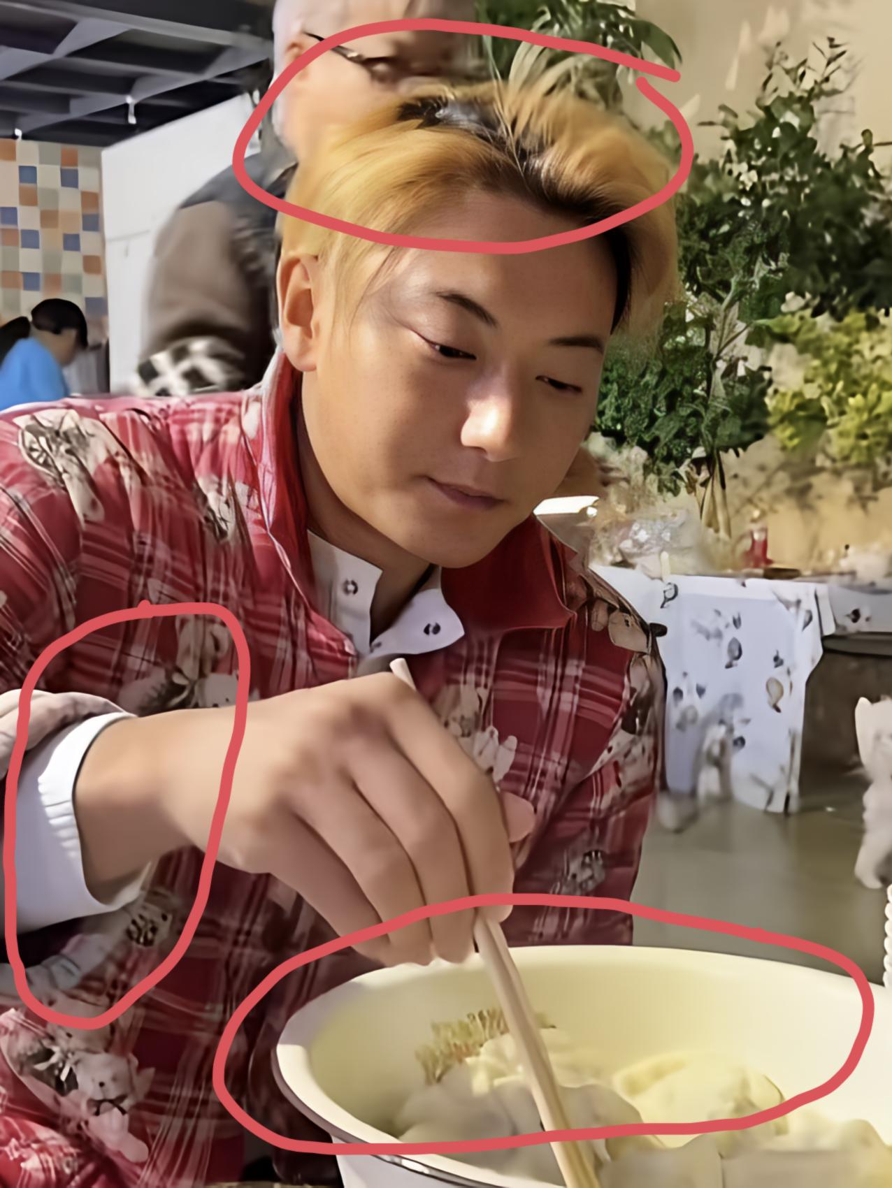 黄子韬又冒傻气了，回四川丈母娘家，他把自己弄得像憨憨。在徐艺洋发的视频里