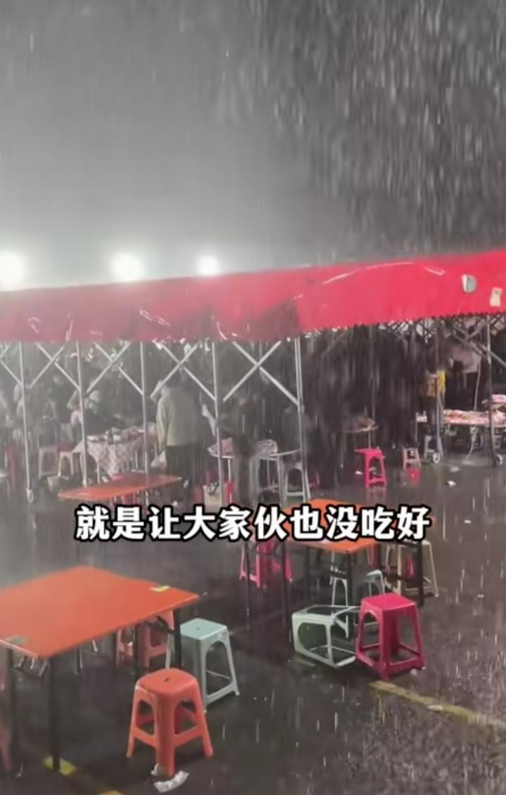 近日石家庄突降狂风暴雨，小白烧烤户外棚架摇摇欲坠，现场70桌食客处境堪忧。危急时