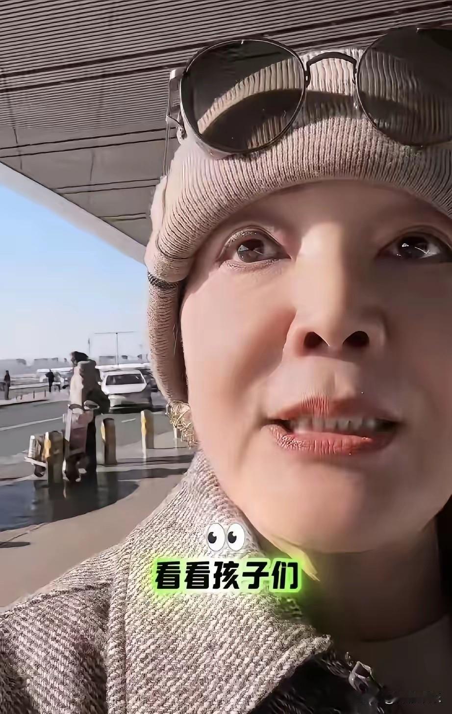 张兰出现在机场她表示快过元旦了，去湾湾看看孙子孙女。网友表示这个汪小菲也真是的就