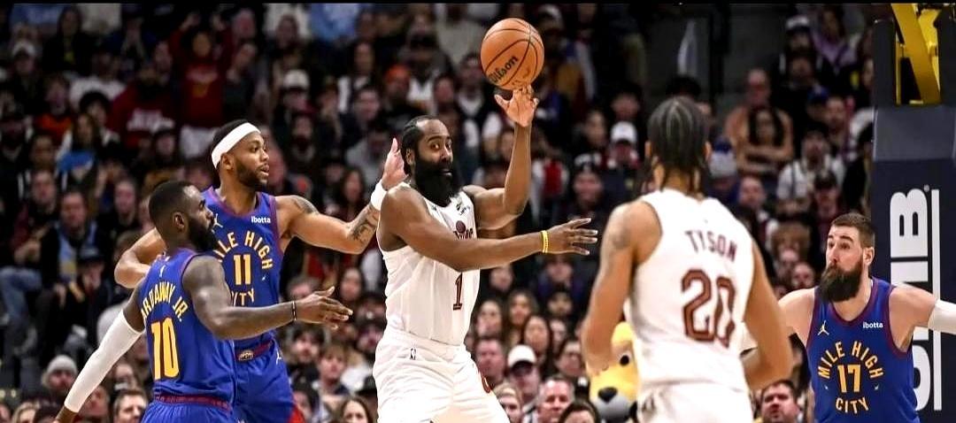 哈登刚进骑士更衣室就立了条规矩：我连进两个三分后，第三个球必须回到我手里。结果首