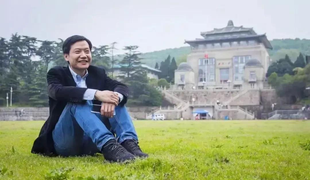 武大图书馆诬陷案的影响越来越大，雷军有义务出来说两句了。高知名度企业家对母校的