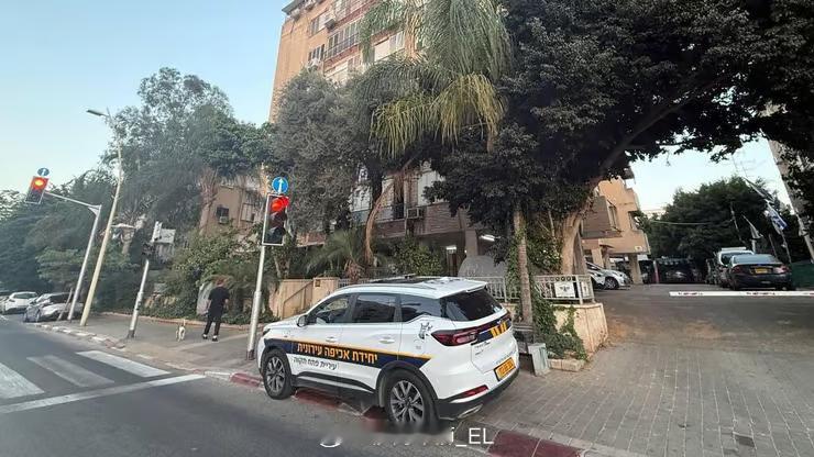以色列中部佩塔提克瓦市昨天发生一起未成年人枪击事件，一名以色列国防军女兵将步枪带