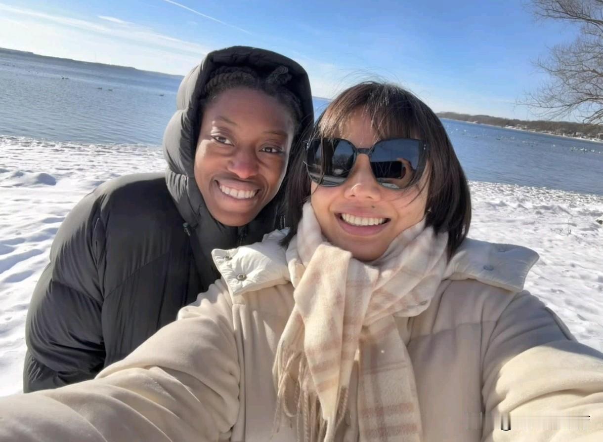 龚翔宇美国晒合影，现在的她很白很白。龚翔宇加盟的俱乐部所在地是威斯康星州，州府麦