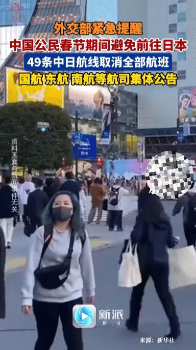 旅行团的宣传册还没来得及换，橱窗里印度泰姬陵的海报上，突然被人贴了张便签：“慎行