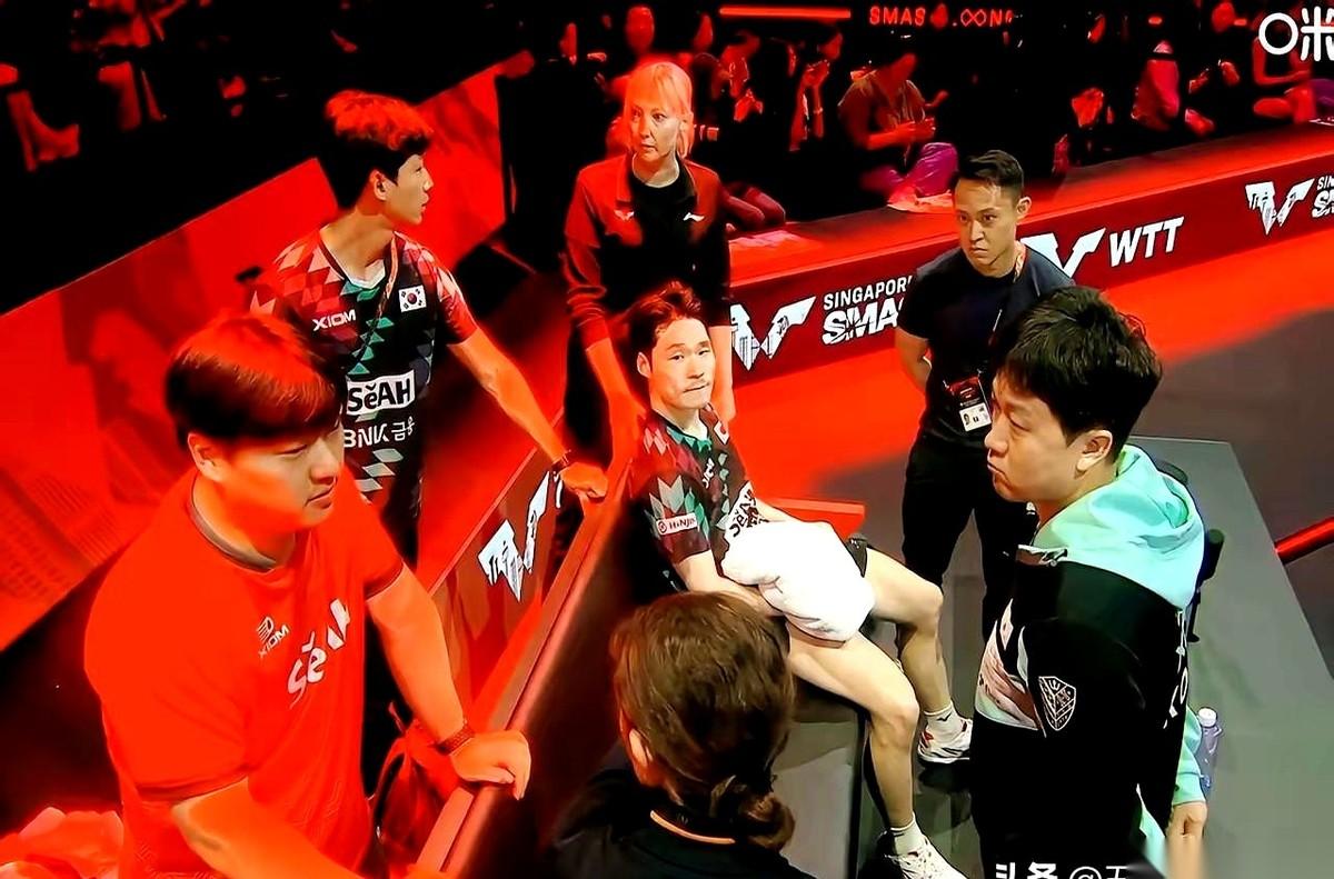 他脸色白得像纸，连手都在抖。裁判吹哨，张禹珍直接倒在场边，捂着头，大口喘气。所有