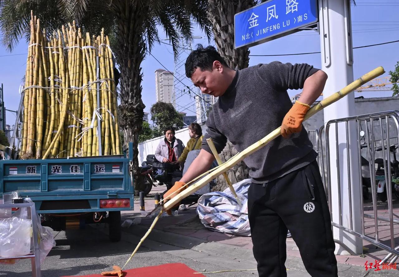 四川成都，32岁的贺先生刚刚病愈出院，就做出了一个令人意想不到的决定，他要把5吨